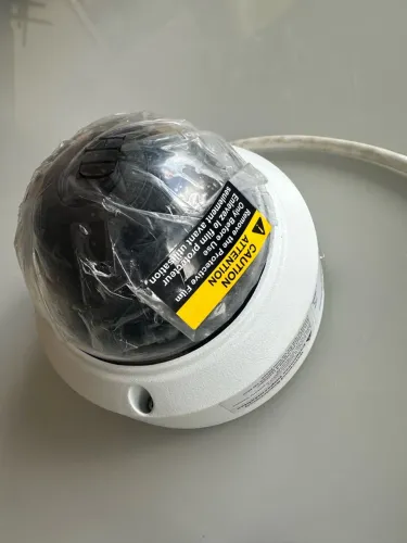 Câmera IP dome anti-vandalismo PoE de 8 megapixels para uso externo branca