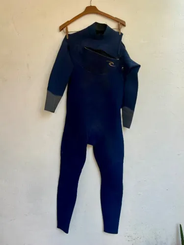 Roupa de surf da marca Rip Curl veste m e p