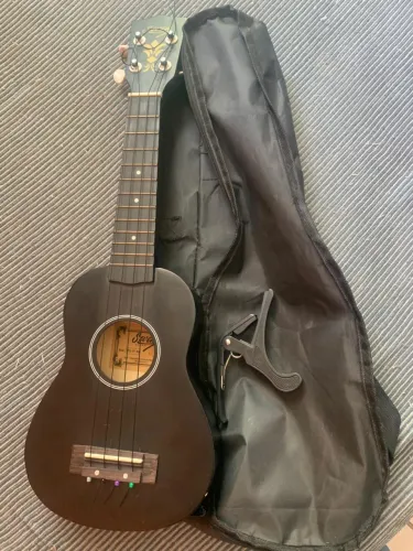 Vendo Ukulele preto
