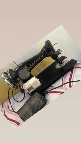 Vende máquina de costura pega perfeitamente;obs falta a peça onde a agulha entra