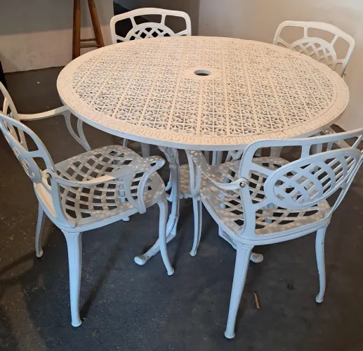 Conjunto de mesa e 4 cadeiras em alumínio fundido