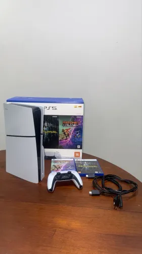 PlayStation 5 Slim SSD1TB (Mídia Física) + 2 Jogos - Estado de Novo