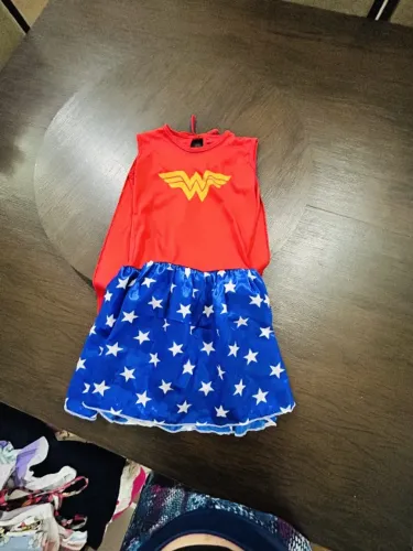 Fantasia Mulher Maravilha vestido e capa veste tamanho 6/8 por R$ 30,00