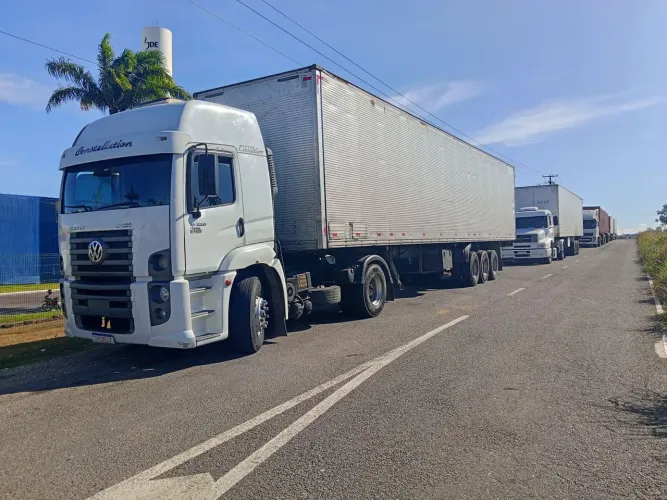 Cavalo 19320 e carreta *77 