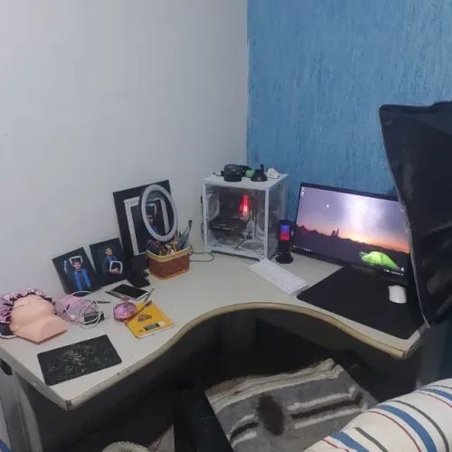 Mesa de canto em L, ótima pra computador, home office e estudo