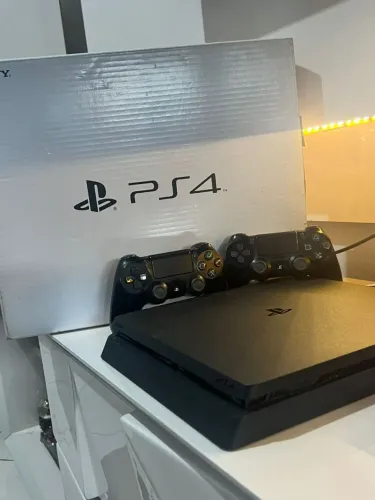 Vendo playstation 4 com 2 controles vai caixa e manual