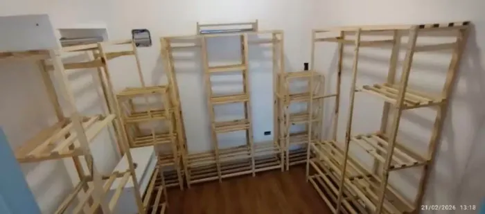 Araras estantes prateleiras cabideiros ripas de pinus móveis roupeiro closet aberto