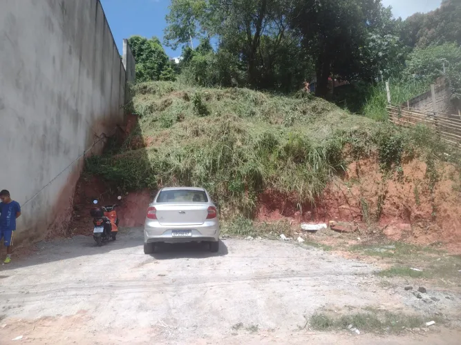 Vendo terreno ou alugo,rua principal do bairro Chalé ,em Pinheiral Rj
