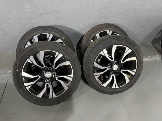 Roda original GM aro 16 com Pneus 