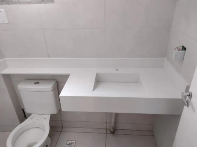 Bancada de Banheiro Branca com Cuba Esculpida e Recorte para Vaso - Feita sob medida