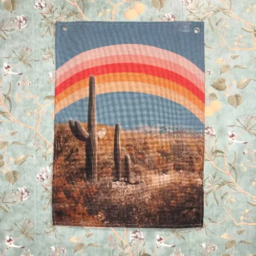 Tapeçaria de Parede Decorativa em Tecido - Cactos e Arco-Íris Boho