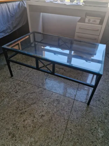 Mesa de vidro e metal