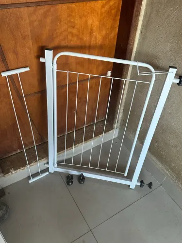 barreira de segurança infantil ou pets, de metal, com regulagem por pressão