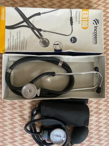 Estetoscópio e esfigmomanômetro