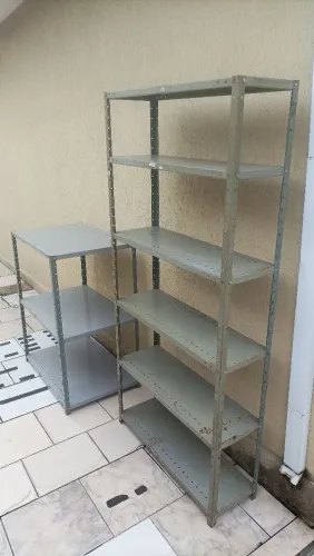 Prateleiras de aço. 150, cada ou 250, as duas.