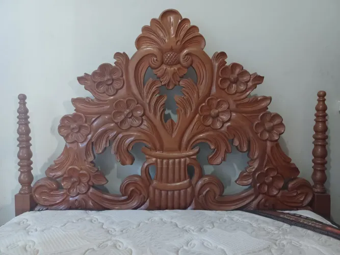 Cama casal exclusiva em madeira trabalhada