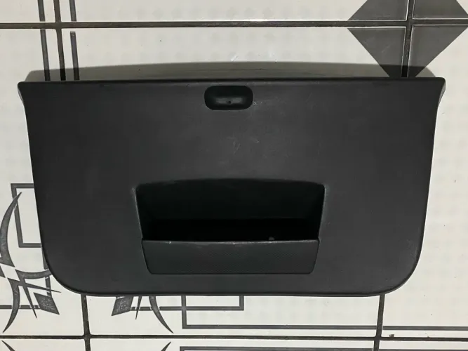 Moldura de acabamento tampa traseira do porta-malas Renault Sandero 2007 a 2013