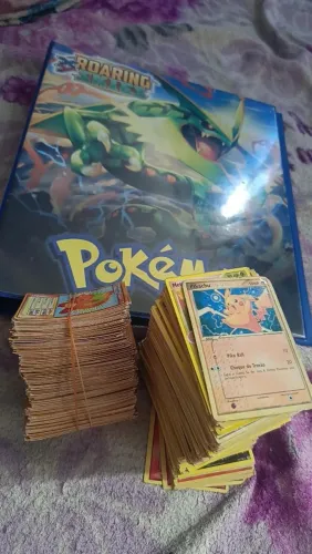 Peck de cartas + fichário do pokémon e cavaleiros do zodíaco.