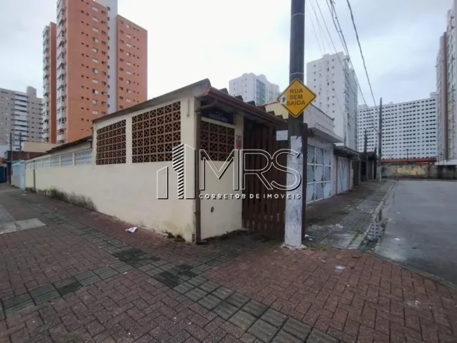 Espaçosa Casa Geminada 2 Quartos no Ocian, Praia Grande - R$480 mil