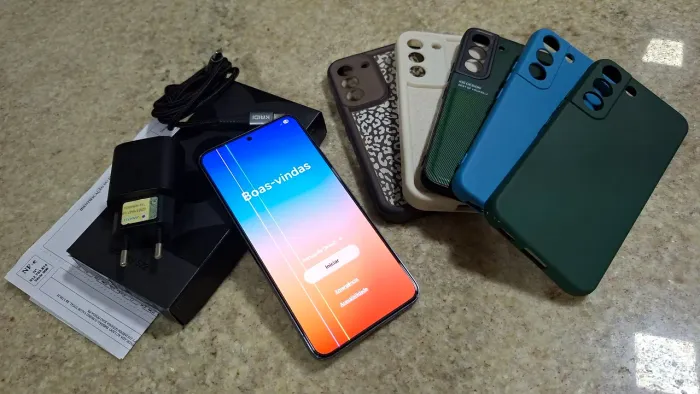 Celular Samsung S22 c/ pelicula vidro + 5 capas (único defeito são as 2 listras na tela)