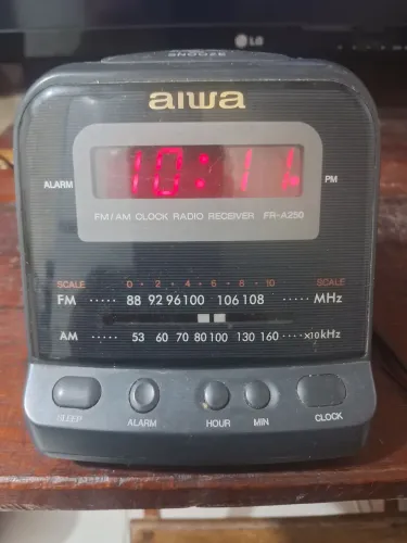 Rádio relógio aiwa antigo.