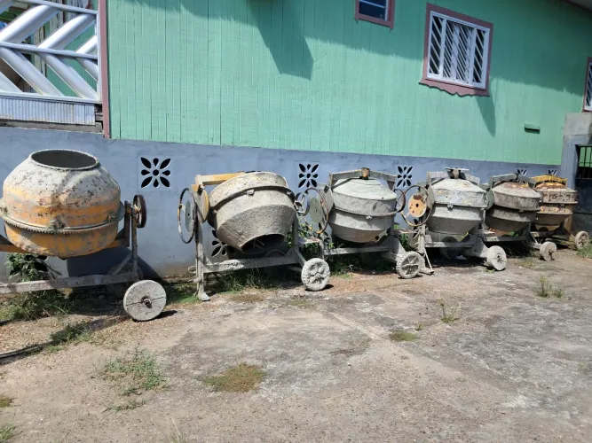 Betoneiras usadas 4 unidades , sem motor .com avaria do eixo do volante .