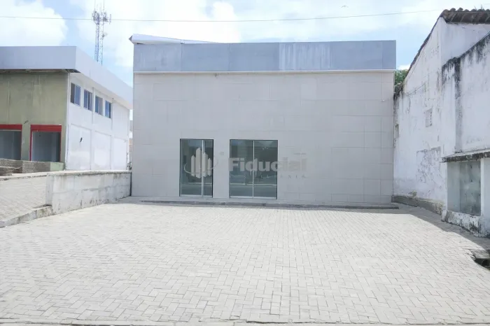 PRÉDIO COMERCIAL PARA LOCAÇÃO NA MESSEJANA Prédio comercial na Av. Frei Cirilo, em Messeja