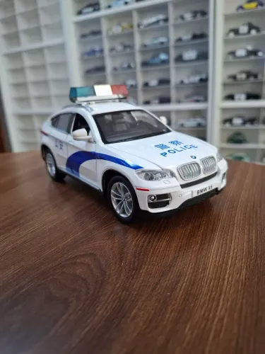 Miniatura Police 1/24 BMW Q7 X6
