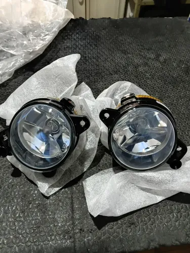 Vendo par de farol de milha VW original, 6qe941699 e 6qe941700 completo sem uso novo.