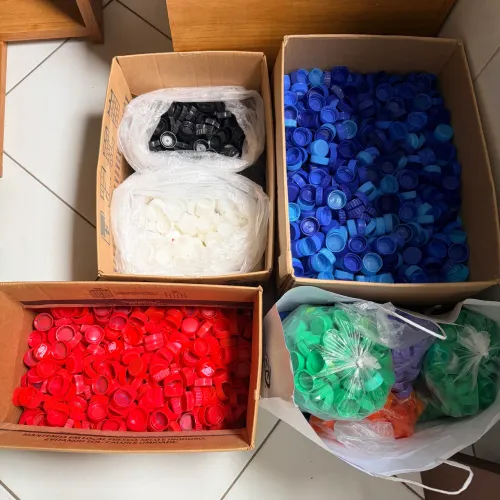+ de 4000 tampinhas para artesanato