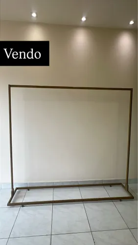 Arara em metalon