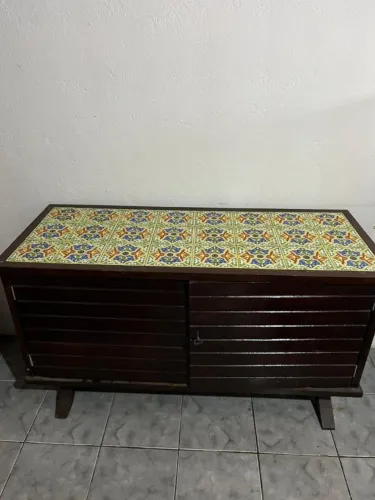 Buffet com tampo em azulejo dos anos 60