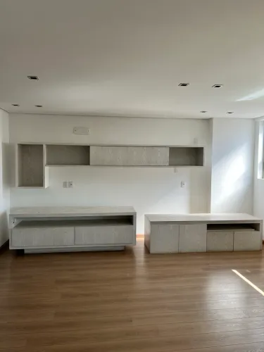 Móveis de luxo estavam num mansão desapego 