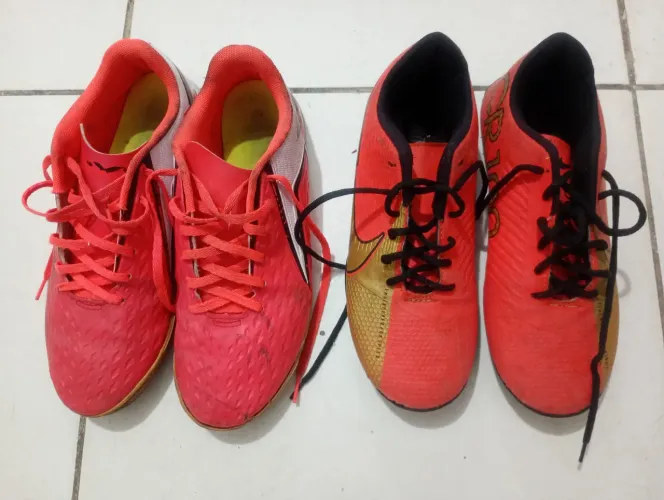 1 chuteira futsal + 1 chuteira society