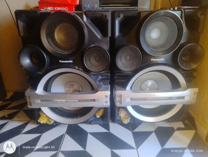 Duas caixas de som com potência de 3500w