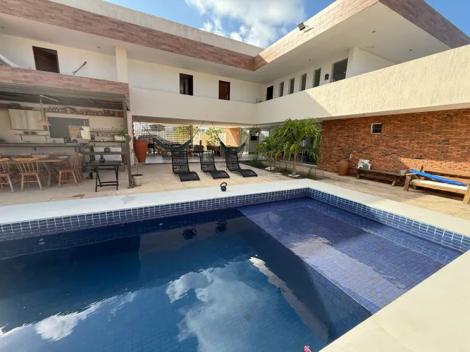 Casa de alto padrão é bem localizada, aluguel mensal 