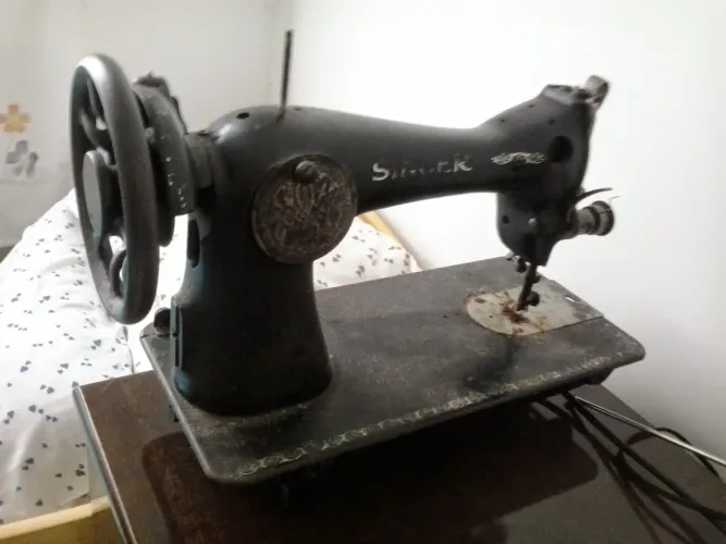 Antiguidade Máquina de costura SINGER com manivela bem conservada 