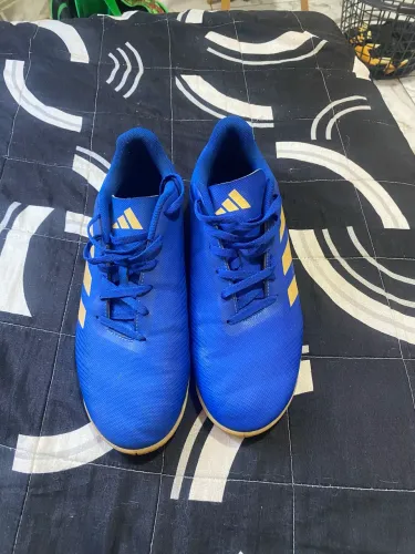 Chuteira de futsal adidas