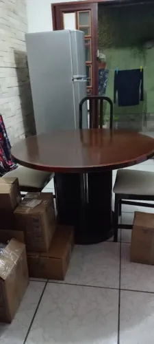 Mesa em madeira sem as cadeiras