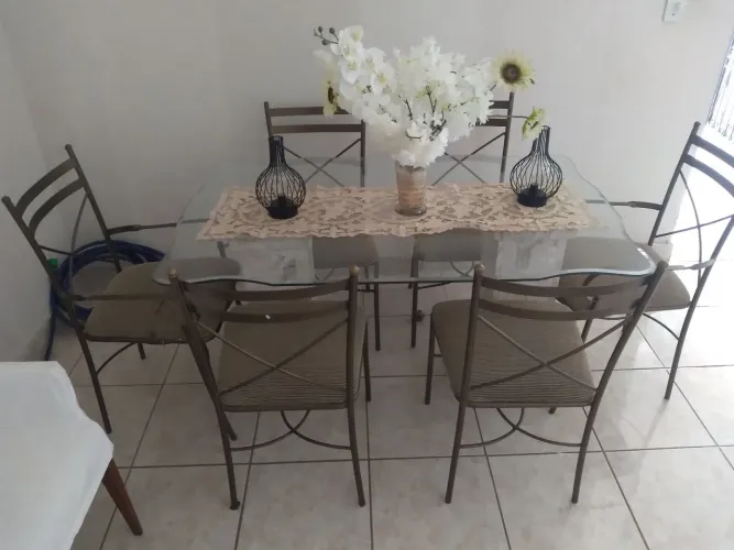 Mesa de vidro com granito