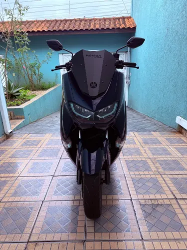 N Max 2021 com apenas 7500 km 