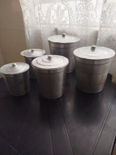 Conjunto de latas alimentos
