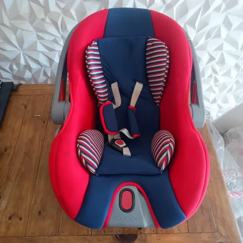 bebê conforto da marca Voyage (modelo Marinheiro, para crianças de 0 a 13 kg).
