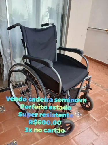 Vendo cadeira de rodas seminova