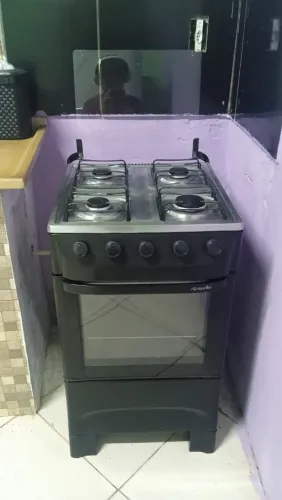Fogão quatro boca ,preto, funcionando todas as bocas e forno, em ótimo estado.