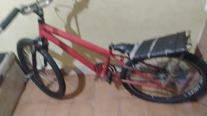 Vende se uma bicicleta Estou vendendo pq eu estou precisando comprar alimentos