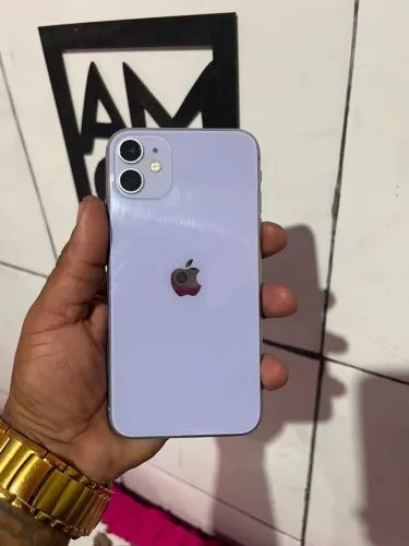 iPhone 11/ 64 gigas 900 reais