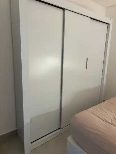 Guarda roupa com cama