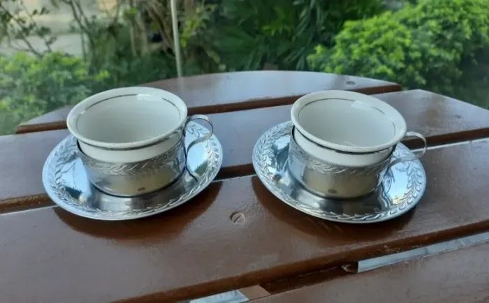 Par de xícaras para chá em porcelana antiga Vera Cruz com suporte em metal prateado raro!
