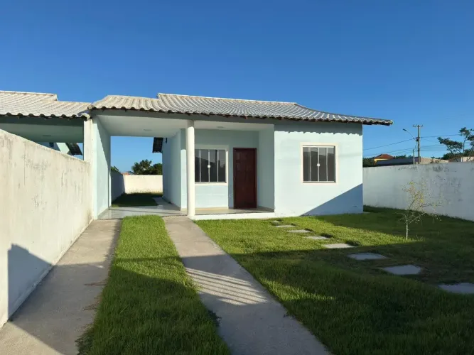 CASA COM 02 QUARTOS (01 SUÍTE) À VENDA !